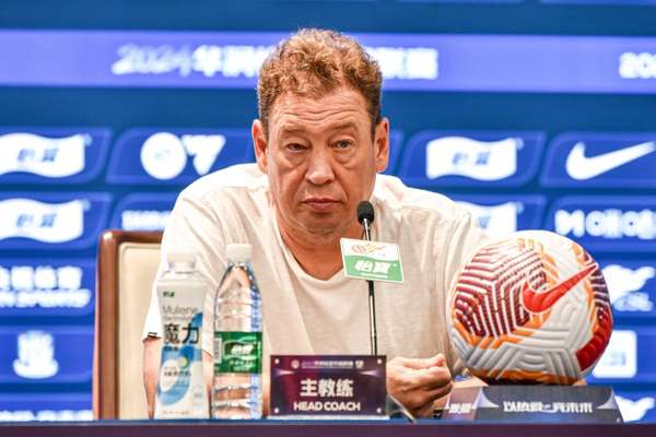 申花挥师迪拜开启冬训征程 新门神教练携弟子出征蒋圣龙遗憾伤缺